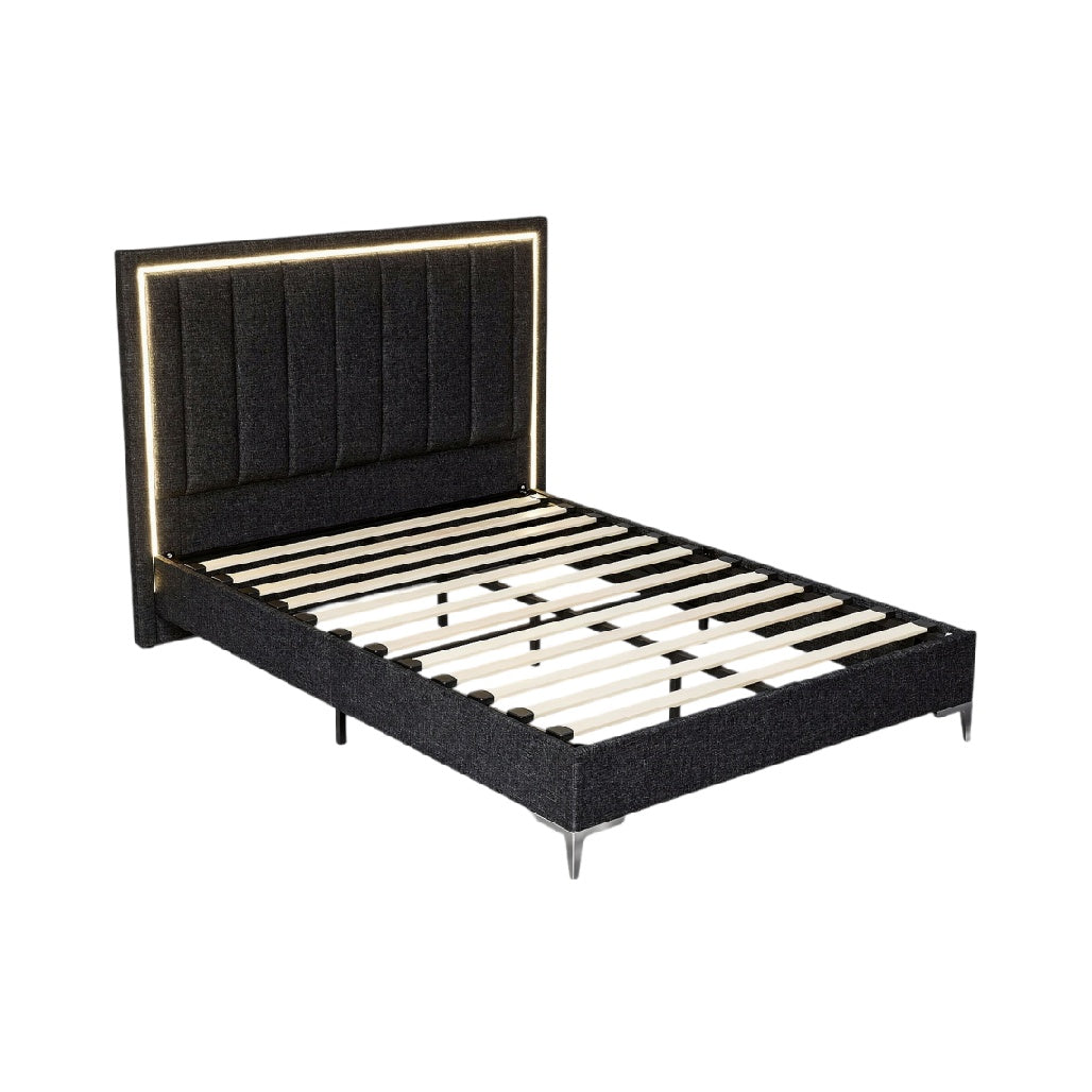 **Technische Titel in het Nederlands:**
Moderne Boxspringbed met Verlicht Hoofdbord en Ondersteunende Lattenbodem